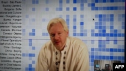 Julian Assange, responsable de Wikileaks, lors d'une téléconférence entre Londres et Washington le 8 avril 2013 (AFP)