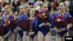 Tim Rusia meraih medalli emas dengan Ekaterina Kurbatova, Aliya Mustafina, Tatiana Nabieva, Anna Dementyeva, Ksenia Afanasyeva and Ksenia Semenova, dari kiri ke kanan. Tim Amerika meraih Perak dan Tiongkok mendapat Perunggu.