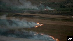 Api kebakaran dan asap hitam akibat serangan rudal Israel di desa perbatasan Maroun Al-Ras, Libanon selatan, 1 September 2019. (Foto: dok).