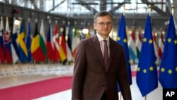 Menteri Luar Negeri Ukraina Dmytro Kuleba tiba di gedung Dewan Eropa di Brussels untuk menghadiri pertemuan menteri luar negeri Uni Eropa pada 11 Desember 2023. (Foto: AP/Virginia Mayo)