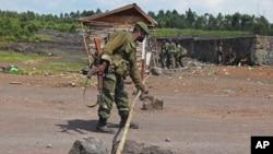 ARCHIVES - Un militaire à un point de contrôle où près de l’endroit se battent les rebelles du M23 et l’armée régulière non loin de Goma, Nord-Kivu, 19 novembre 2012.