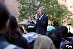 "All the TV advertising in the world won’t motivate people to go the way you can,” said NYC mayor Bill de Blasio, in a final “get out the vote” effort at Baruch college, Nov. 7, 2016. (R. Taylor/VOA)