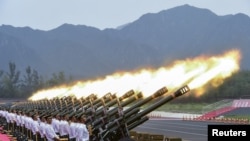 រូប​ភាព​ឯកសារ៖ មន្រ្តី​យោធា​ប៉ូលិស​និង​សមាជិក​កាំ​ភ្លើង​ឈុត​ធំ​ បាញ់​កាំ​ភ្លើង​នៅ​ក្នុង​អំឡុង​ពេល​សមយុទ្ធ​មួយ​ ដើម្បី​កំណត់​ខួប​ទី​៧០​នៃ​ការបញ្ចប់​សង្រ្គាម​លោក​លើក​ទី​២​ នៅ​​ឯ​មូលដ្ឋាន​យោធាន​មួយ​ក្នុង​ប្រទេស​ចិន។​