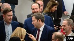 Ларс Кингбайль (в центре) на совещании депутатской группы СДПГ. Берлин, 26 февраля 2025 г. 