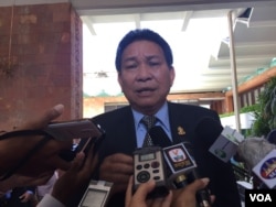 រូបឯកសារ៖ អ្នក​នាំ​ពាក្យ​ព្រឹទ្ធសភា​លោក​ម៉ម ប៊ុននាង​ ថ្លែង​ប្រាប់​អ្នកសារព័ត៌មាន​ កាល​ពី​ថ្ងៃ​ទី០១ ខែ​កញ្ញា ឆ្នាំ​២០១៦។ (កាន់ វិច្ឆិកា/VOA)