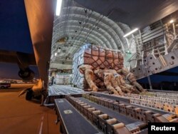 美国空军发布的照片显示向土耳其提供的地震救灾物资正在弗吉尼亚州的一个机场装上军用运输机。（2023年2月7日）