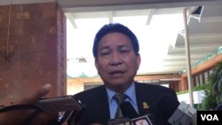 អ្នក​នាំ​ពាក្យ​ព្រឹទ្ធសភា​លោក​ម៉ម ប៊ុននាង​ ថ្លែង​ប្រាប់​អ្នកសារព័ត៌មាន​ក្រោយ​បញ្ចប់​កិច្ចប្រជុំ​សម្ងាត់​ដក​អភ័យឯកសិទ្ធិ​អ្នកស្រី​ថាក់ ឡានី​កាល​ពី​ថ្ងៃ​ទី០១ ខែ​កញ្ញា ឆ្នាំ​២០១៦។ (កាន់ វិច្ឆិកា/VOA) 