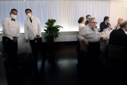 Staf sedang mengawasi ruang makan di restoran Il Gattopardo pada hari pertama restoran diizinkan untuk memulai makan di dalam ruangan sejak wabah Covid-19 di Manhattan Borough di New York City, New York, AS, 30 September, 2020. (Foto: REUTERS/Carlo Allegr