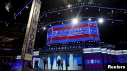2016 민주당 전당대회가 열리는 펜실베이니아주 필라델피아 웰스파고센터에서, 개막을 하루 앞둔 24일 관계자들이 무대를 점검하고 있다. (자료사진)