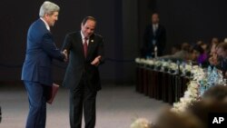 U.S. Secretary of State John Kerry, left, is thanked by Egyptian President Abdel Fattah el-Sissi after speaking at the economic conference in Sharm el-Sheikh, Egypt, March 13, 2015.
