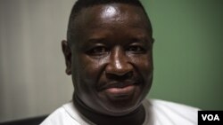 Julius Maada Bio, dans le quartier général de son parti dans le quartier Goderich à Freetown, le 7 mars 2018. (J. Patinkin / VOA)