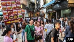 这张照片拍摄于2023年10月3日，显示的是中国游客在10月初国庆黄金周期间前往澳门旅游。（法新社）