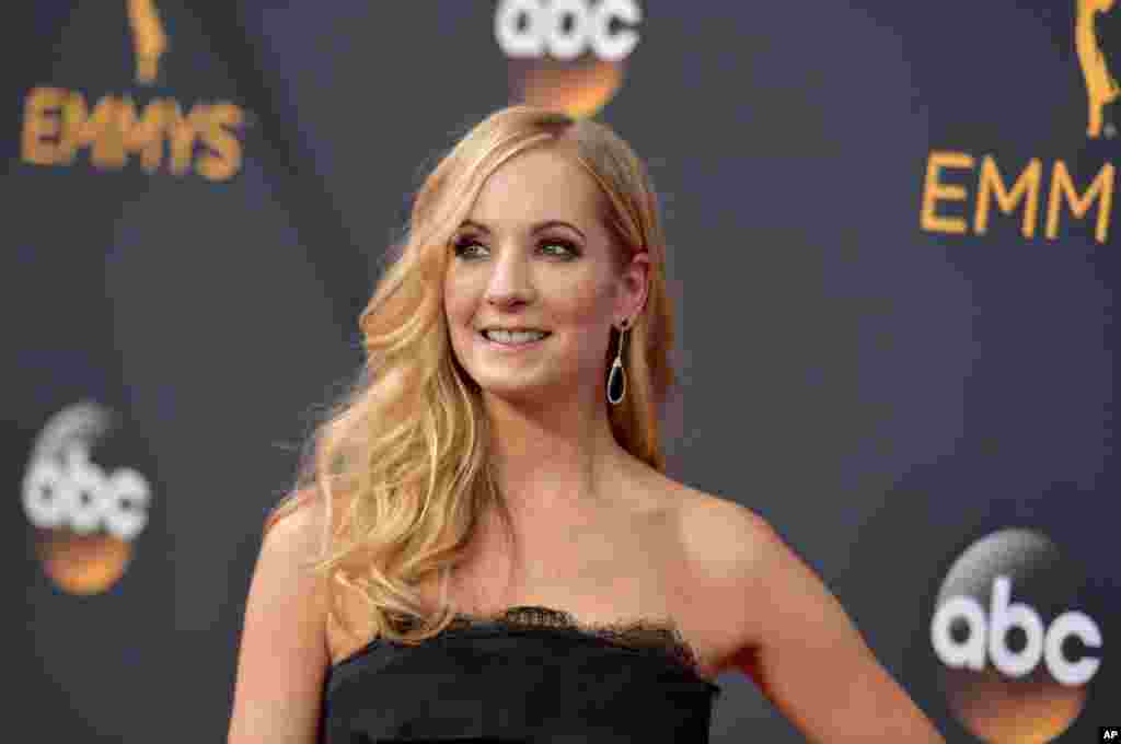 جوآن فروگات که پیشتر در سریال پربینندهٔ دانتون ابی در نقش آنا بازی کرده بود