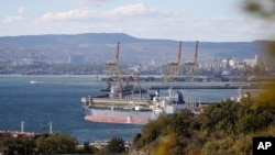 Sebuah kapal tanker ditambatkan di komplek Sheskharis comple di Novorossiysk, Rusia, 11 Oktober 2022. (Foto: AP)