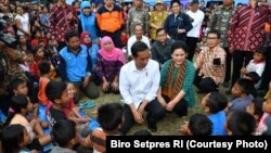 Presiden dan Ibu Negara Iriana Joko Widodo Berbincang dan Bercengkerama dengan Para Pengungsi Erupsi Gunung Agung Bali di Kabupaten Klungkung Bali (courtesy: Biro Setpres RI)