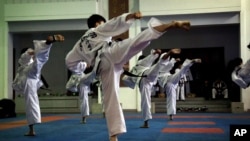 평양 태권도전당에서 북한 선수들이 태권도 시범을 보이고 있다.