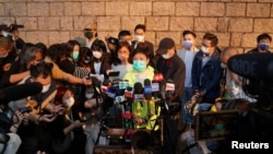 黄碧云获准保释后在法庭外会见记者