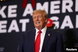 រូបឯកសារ៖ អតីតប្រធានាធិបតីសហរដ្ឋអាមេរិក​និងជាបេក្ខជន​ម្នាក់​របស់​គណបក្ស​សាធារណរដ្ឋ លោក Donald Trump ចូលរួម​យុទ្ធនាការ​មួយ​នៅ​ទីក្រុង Waterloo រដ្ឋ Iowa កាលពីថ្ងៃទី១៩ ខែធ្នូ ឆ្នាំ២០២៣។