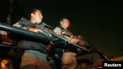 Polisi federal berjaga selama operasi anti-narkotika di pusat kota Mexico City 1 Maret 2007. (Foto: REUTERS/Daniel Aguilar)