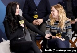 Paige ตัวจริง (ซ้าย) ให้สัมภาษณ์กับนักแสดงที่เป็นตัวเธอในภาพยนตร์ Fighting with my family (2019)