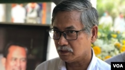 លោក យ៉េង វីរៈ ប្រធានគណបក្ស​ប្រជាធិបតេយ្យមូលដ្ឋាន​ចូលរួម​ពិធី​បុណ្យ​រំឭកខួប​បួន​ឆ្នាំនៃ​ការ​សម្លាប់លោក​កែម ឡី។ ពិធីបុណ្យ​ធ្វើ​ឡើង​នៅស្រុក​ត្រាំកក់​ ខេត្តតាកែវ​​ ថ្ងៃទី​១០​ ខែ​កក្កដា​ ឆ្នាំ​២០២០។​ (ហ៊ុល រស្មី​/វីអូអេ)​​