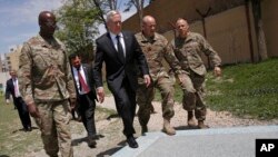 ARSIP – Menhan AS, James Mattis, ketiga dari kanan, berjalan bersama Sersan Mayor AD AS David Clark, kiri, dan Jenderal Christopher Haas, kedua dari kanan, saat tiba di markas besar Resolute Support di Kabul, Afghanistan, 24 April 2017 (foto: Jonathan Ernst/Pool Photo via AP)