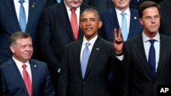 លោក​ប្រធានាធិបតី​ បារ៉ាក់​ អូបាម៉ា​ និង​មេដឹក​នាំ​ពិភពលោក​មួយ​ចំនួន​ក្នុង​ពេល​ថតរូប​ជុំ​គ្នា​ក្នុង​ជំនួប​កំពូល​ស្តី​ពី​សន្តិសុខ​អាវុធបរមាណូ​ កាល​ពី​ថ្ងៃទី​១ ខែ​មេសា ឆ្នាំ២០១៦ នៅ​រដ្ឋាធានី​វ៉ាស៊ីនតោន។