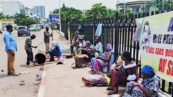 Des retraités manifestent devant la marie à Brazzaville, au Congo le pour le paiement de leurs pensions impayées depuis 11 ans. (Arsène Séverin/VOA)