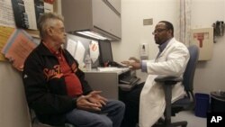 Menurut Alessia Bachis, peneliti ilmu saraf di Rumah Sakit Universitas Georgetown yang mempelajari virus AIDS, otak pengidap HIV-positif membuktikan neuron rusak, biasanya tanda penuaan, lebih cepat dibandingkan otak orang yang tidak sakit (foto: Dok.)..