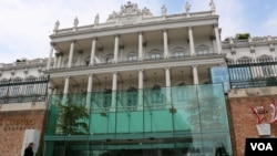 បុរស​ម្នាក់​ដើរ​កាត់ ​Palais Coburg ដែល​ជា​កន្លែងចរចាអំពី​កម្ម​វិធី​នុយក្លេអ៊ែរ​របស់​ប្រទេស​អ៊ីរ៉ង់​​ នៅ​ក្រុង​វីយែន​ ប្រទេស​អូទ្រីស​ នៅ​ថ្ងៃ​ទី​៦ ខែ​កក្កដា​ ឆ្នាំ​២០១៥។​ (រូបថត ៖ លោក​ Brain Allen/VOA)​