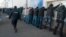 Mehnat muhojirlari ustidan politsiya reyd o'tkazmoqda, 14-oktabr, 2013-yil, Moskva, Rossiya.