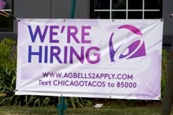 지난달 8일 미국 일리노이주 글렌뷰의 한 식당에 직원 모집 안내문이 걸려있다.