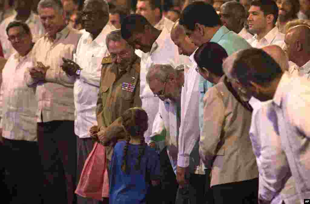Pemimpin Kuba Fidel Castro (tengah) berbicara dengan seorang anak perempuan dalam pesta gala untuk ulang tahunnya yang ke-90 di teater Karl Marx di Havana, Kuba, 13 Agustus 2016. (Ismael Francisco, Cubadebate via AP)