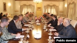 General Jozef Denford Irbilda kurd rasmiylari bilan uchrashmoqda