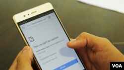 គេហទំព័រ VOA និង​គេហទំព័រព័ត៌មានមួយចំនួនត្រូវបានរារាំងមិន​អាច​ឲ្យចូល​​​ទៅមើល​បាន មុន​ថ្ងៃបោះឆ្នោត​ថ្នាក់ជាតិ ឆ្នាំ២០១៨ នៅកម្ពុជា កាល​​ពី​ថ្ងៃទី​២៨ ខែកក្កដា​​ ឆ្នាំ​២០១៨។ (ខាន់​ សុគុំមនោ/VOA)