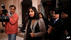 Devyani Khobragade, yang menjabat sebagai wakil konsul jenderal India di New York, meninggalkan rumah dinas di New Delhi, Januari 2014. (AP/Saurabh Das)