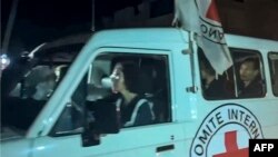 ภาพจาก AFPTV เผยให้เห็นพาหนะของคณะกรรมการกาชาดระหว่างประเทศ (ICRC) ขนตัวประกันที่ฮามาสปล่อยตัวมาเป็นกลุ่มแรกผ่านด่านราฟาห์ของอียิปต์ (เอเอฟพี)