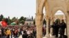 Pasukan keamanan Israel dalam posisi siaga saat warga Palestina berunjuk rasa di kompleks Masjid Al-Aqsa di Kota Tua Yerusalem, 21 Mei 2021. (REUTERS / Ammar Awad)