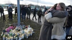 ປະ​ຊາ​ຊົນ​ເຕົ້າ​ໂຮມກນ​ຢູ່​ສະ​ຖານ​ທີ່​ໄວ້​ອາ​ໄລ​ຊົ່ວ​ຄາວ ໃກ້​ກັບ​ຈຸດ​ເກີດ​ເຫດ​ຍິງ​ສັງ​ຫານ​ໝູ່​ຢູ່​ເຂດ​ຊານ​ເມືອງ​ຂອງ​ເມືອງ ໂອ​ເຣ​ໂບ​ຣ, ສວີ​ເດັນ, 5 ກຸມ​ພາ 2025. (AP Photo/Sergei Grits)