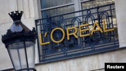 资料照片：法国欧莱雅化妆品集团在巴黎一家办公楼上的标志。（2024年2月7日）