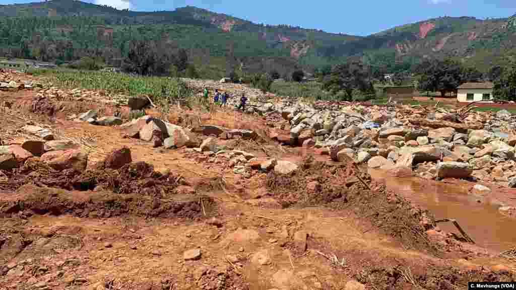 Boulders and mud left by Cyclone Idai in Zimbabwe are making it difficult for relatives to search for their relatives in Chimanimani district, March 28, 2019.