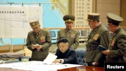 Shimoliy Koreya rahbari Kim Chen Un (o'rtada) strategik raketa qo'mondonligi vakillari bilan uchrashmoqda, 29-mart, 2013-yil