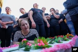 เพื่อนฝูงและญาติร่วมพิธีศพผู้เสียชีวิตจากไฟไหม้ในงานแต่งที่ฮัมดานิยา อิรัก 27 กันยายน 2023.