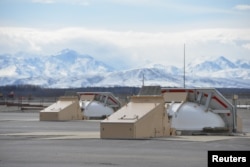 미국 알래스카 포트그릴리 미사일 기지의 요격미사일 용 사일로(지하격납고). 북한의 탄도미사일 위협 등에 대비한 요격미사일을 지하에서 곧바로 발사할 수 있다.
