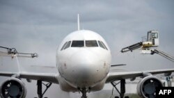 រូបថតឯកសារ៖ យន្តហោះ​នៅឯ​ព្រលាន​យន្ត​ហោះ​ Roissy-Charles-De-Gaulle។ ក្រុម​អ្នក​ការពារ​បរិស្ថាន​ស្នើ​ឲ្យ​មាន​ច្បាប់​ដាក់​កម្រិត​លើ​​ការ​បញ្ចេញ​ឧស្ម័ន​ពី​យន្ត​ហោះ។