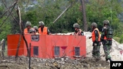 지난 2000년 10월 남북 동-서해선 육로 연결 사업을 위해 DMZ 남측 지역에서 한국 군인들이 지뢰 제거 작업을 벌이고 있다.