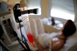 Seorang pasien tengah menjalani perawatan kemoterapi untuk kanker payudara di Antoine-Lacassagne Cancer Center di Nice 26 Juli 2012. (Foto: REUTERS)