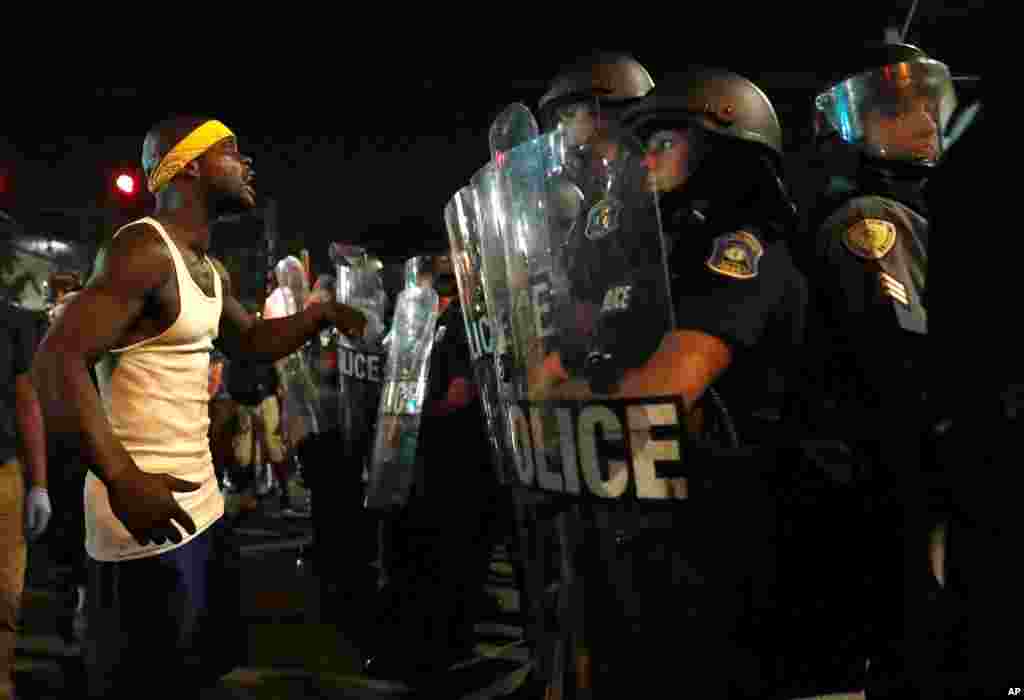 Un homme crie sur la police qui essaie de bloquer les manifestants à University City, le 16 septembre 2017.
