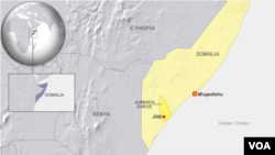 Un migrant, mains sur la tête, contemple la frontière près d&#39;un chemin de fer reliant la Serbie et la Hongrie, près de Horgos, Serbie, 15 septembre 2015.