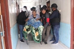 Korban luka-luka dievakuasi dari Intan Jaya ke Timika, dan diterbangkan ke Jakarta, Sabtu pagi (10/10). (Foto: Courtesy/Kemenkopolhukam)